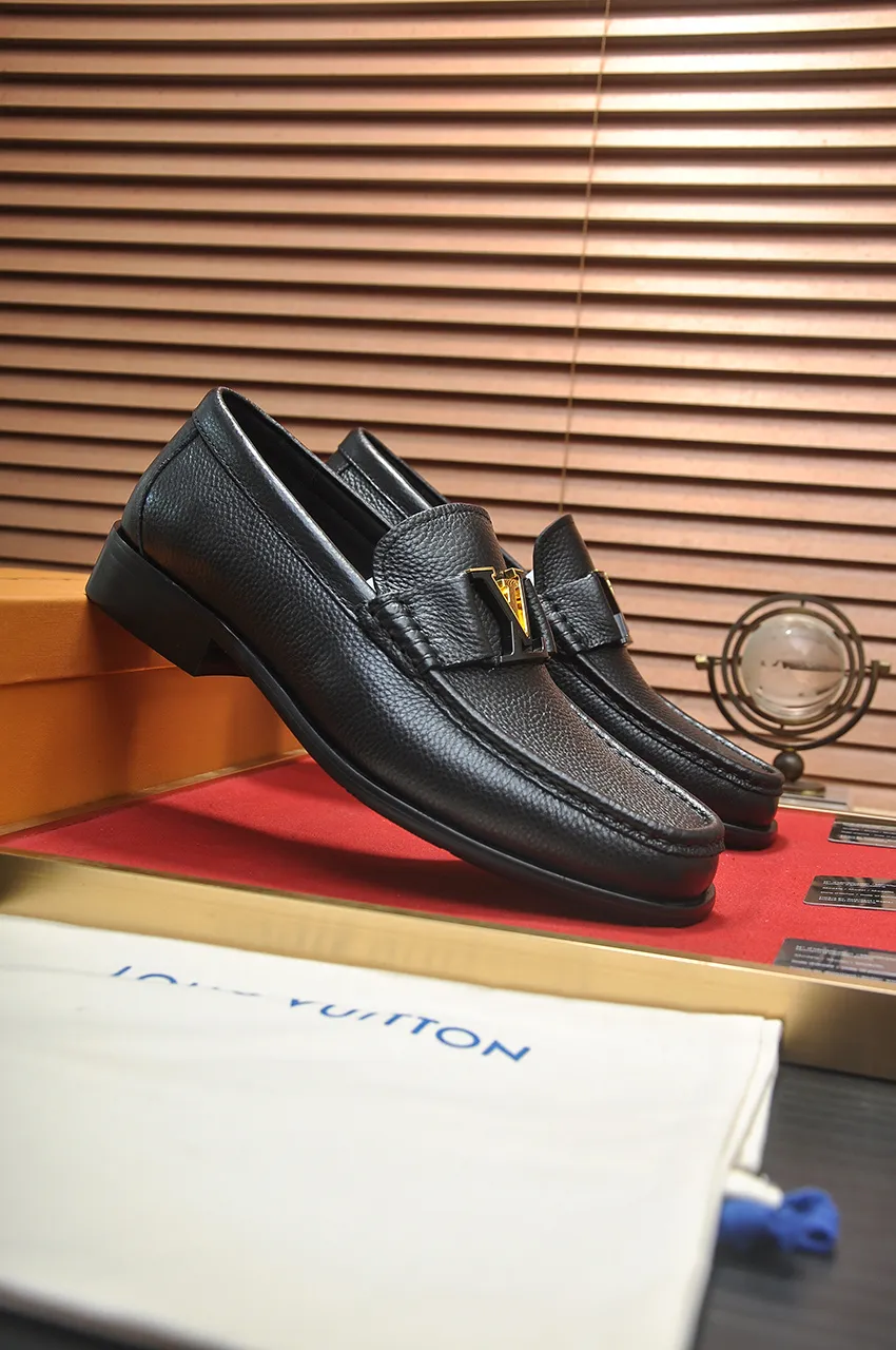 Men's men's shoes 💰520💶 [LV] (original single cowhide lining) 🍀LV's latest genuine leather business suit shoes are launched simultaneously on the official website. The first-layer cowhide imported from Italy is made of heavy gold, 💥official website 1:1 rubber outsole. Versatile to wear, high-end without losing class, and the color combination is extraordinary. This four-season style is alluring when worn on your feet, showing off your big-name flair. Standard code 38-45 (45 customized)